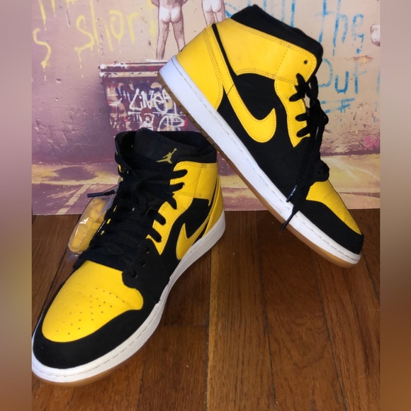 Air Jordan 1 Mid Yellow Toe Black - Picture 2 of 5